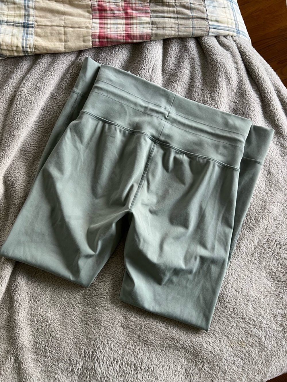 Vuori Women’s Sage Green Daily Legging Medium - Picture 2 of 4